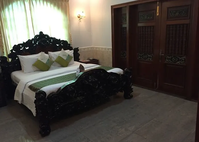 Bed & Breakfast River Village Manor 3*